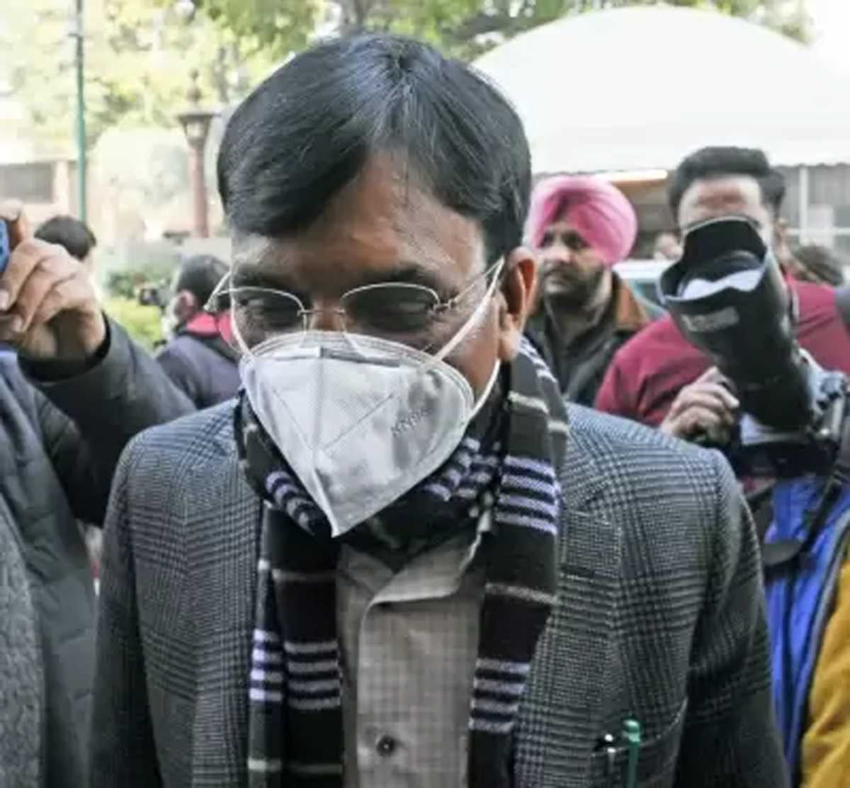 कोरोना महामारी खत्म नहीं हुई, कई देशों में बढ़े हैं मामले, भारत में कोविड-19 में सतत कमी : स्वास्थ्य मंत्री